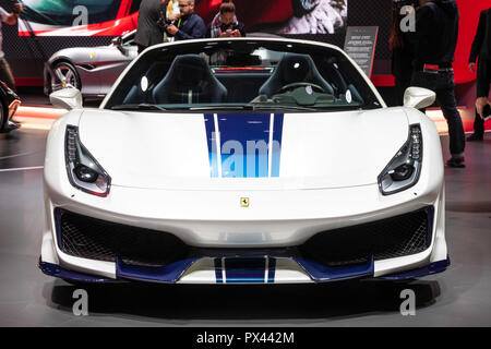 PARIS - Okt 2, 2018: Ferrari 488 Spider Pista Sportwagen auf der Paris Motor Show präsentiert. Stockfoto