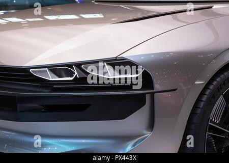 PARIS - Okt 2, 2018: Peugeot e-Legende retro Autonomen reveiled Concept Car auf dem Automobilsalon in Paris. Stockfoto