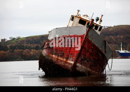 Altes Fischerboot geerdet am Ufer des Gareloch. Stockfoto