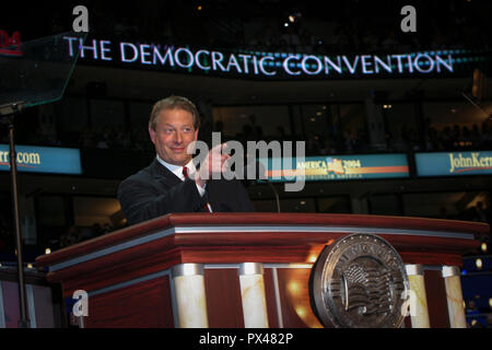 Der ehemalige Vizepräsident und 2000 Präsidentschaftskandidat Al Gore gibt Adresse während der Democratic National Convention 2004 in Boston Fleet Center Stockfoto