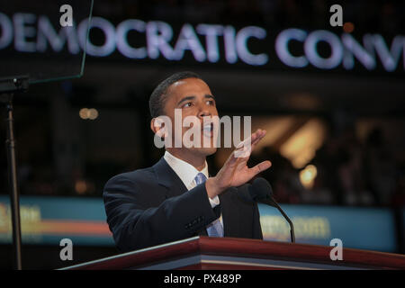 Illinois State Senator und zukünftigen Präsidenten Barrack Obama gibt historische Rede bei der Democratic National Convention 2004 in Boston fliehen Stockfoto