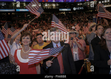 Ehemaligen Gouverneur von Massachusetts und Präsidentenkandidat, Michael Dukakis auf dem Boden bei der Democratic National Convention 2004 in Boston Flotte Stockfoto