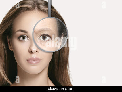 Die Schönheit, Alterung, Menschen, Hautpflege und Gesundheit Konzept - schöne junge Frau mit Falten auf weißem Hintergrund Stockfoto