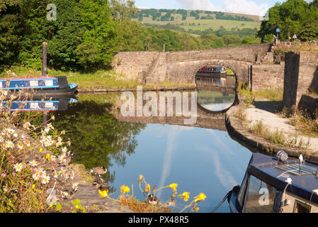 Narrowboats auf dem Gipfel Wald Kanal, in der Nähe von Buxworth Bugsworth Becken an Whaley Bridge, Derbyshire, England Stockfoto