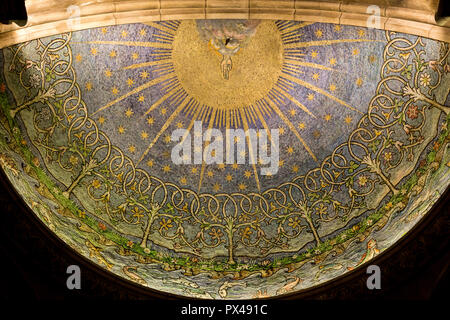 St Ann's protestantischen Kathedrale in Belfast, Nordirland. Baptisterium decke Mosaik. Hand Gottes. Ulster, Großbritannien Stockfoto