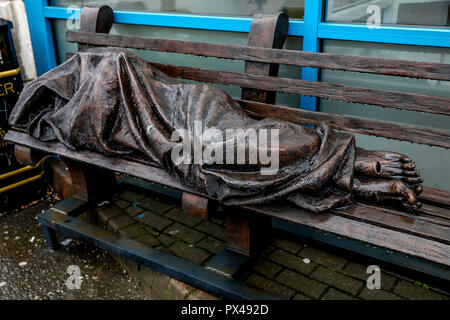 Obdachlose Jesus Statue in Belfast, Nordirland. Durch kanadische Bildhauer Timothy Schmaltz konzipiert. Ulster, Großbritannien Stockfoto