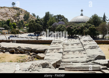 Äthiopien, Tigray, Axum, Stelen, Weltkulturerbe der UNESCO, und die Kirche der Muttergottes Maria von Zion, unter Kaiser Haile Selassie Zeit/AETHIOPIEN, Tigray, Aksum, Stelen, König Ezanas Stele, UNESCO Welterbe gebaut, und Kirche der Heiligen Maria von Zion Stockfoto