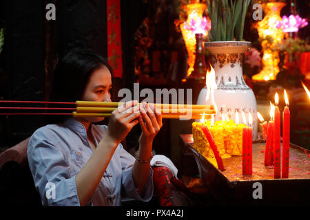 Der Jade Kaiser Pagode. Vietnamesische Frau zu beten mit Räucherstäbchen. Ho Chi Minh City. Vietnam. Stockfoto