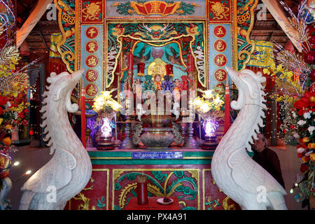 Mieu Ba Ngu Hanh buddhistische Tempel. Hauptaltar mit Roten gekrönt Krane eine Symbolik der Langlebigkeit und viel Glück. Vung Tau. Vietnam. Stockfoto