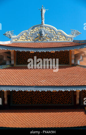 Linh Phong buddhistischer Tempel. Dach Tempel mit roten Fliesen. Dalat. Vietnam. Stockfoto