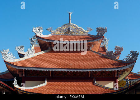 Linh Phong buddhistischer Tempel. Dach Tempel mit roten Fliesen. Dalat. Vietnam. Stockfoto