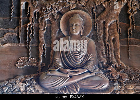 Linh Phong buddhistischer Tempel. Shakyamuni Buddha in der Meditation sitzen Stellen unter dem Bodhi-Baum. Dalat. Vietnam. Stockfoto