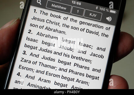 Bibel auf einem Smartphone. Mann Lesen des Neuen Testaments. Evangelium nach Matthäus. Stockfoto