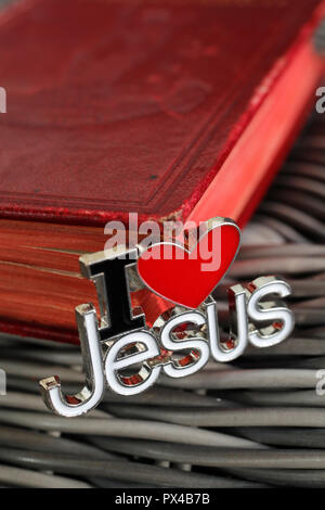 Ich liebe Jesus Stift mit der Heiligen Bibel. Stockfoto