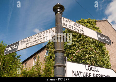 Altmodische Richtung Wegweiser auf B 6062 Kreuzung bei Chinley, Derbyshire, England Stockfoto