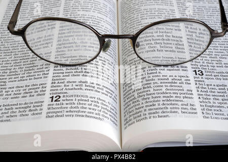 Brille auf eine offene Bibel. Stockfoto