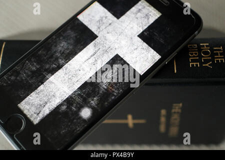 Papier und digitale Bibel Bibel App auf dem Smartphone. Stockfoto