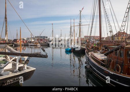 Schöne alte Segel Boote in der Bucht liegen in Holbaek, Dänemark. Stockfoto