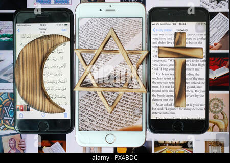 Jüdische, christliche und muslimische Kreuz und Halbmond, religiöse Symbole von Christentum, Islam, Judentum auf 3 Smartphones mit digitalen App. Stockfoto