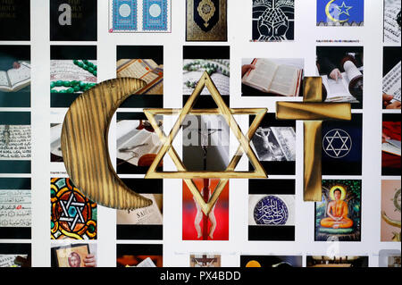 Jüdische, christliche und muslimische Kreuz und Halbmond: religiöse Symbole von Christentum, Islam, Judentum auf einem Tablett mit interreligiösen Bilder. Stockfoto