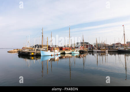 Schöne alte Segel Boote in der Bucht liegen in Holbaek, Dänemark. Stockfoto