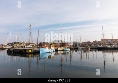 Schöne alte Segel Boote in der Bucht liegen in Holbaek, Dänemark. Stockfoto