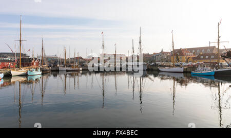 Schöne alte Segel Boote in der Bucht liegen in Holbaek, Dänemark. Stockfoto
