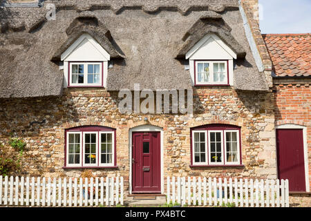 Strohgedeckte Hütten im Dorf Barton Bendish, West, in der Nähe von Swaffham Norfolk, England Stockfoto