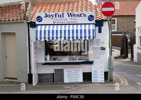 Fischhändler an der High Street Sheringham, Norfolk, England Stockfoto