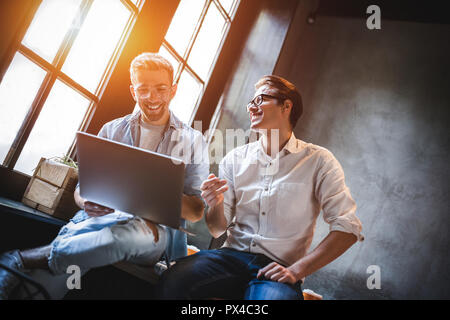 Creatives in informellen Treffen an einem Tisch im Design Studio. Aufnahme der Geschäftsleute in einer Sitzung im Büro. Stockfoto