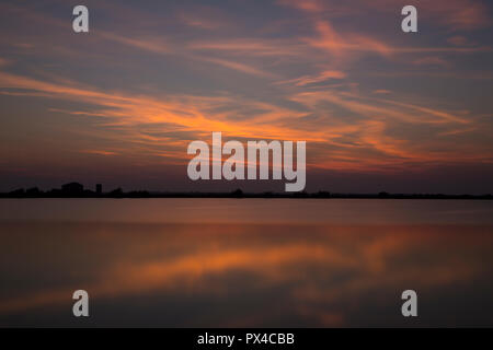 Hellen farbigen Sonnenuntergang über Salina di Comacchio, Italien Stockfoto