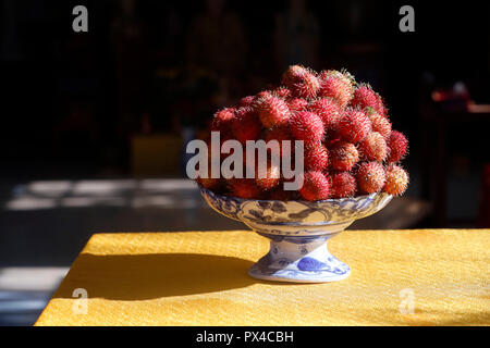 Rambutan (Nephelium lappaceum) auf einem Teller. Cai. Vietnam. Stockfoto