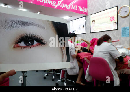 Vietnamesische Beauty Salon. Kosmetikerin Anwendung verlängert die Wimpern zu Frau. Ho Chi Minh City. Vietnam. Stockfoto