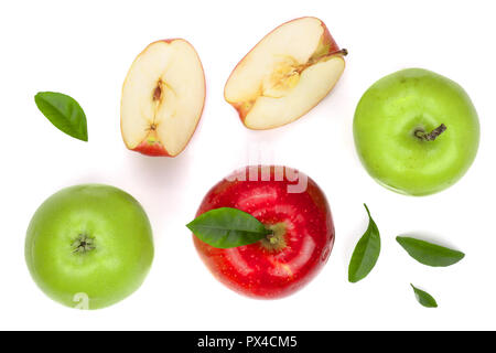 Rote und grüne Äpfel mit Scheiben und Blätter auf weißem Hintergrund Draufsicht isoliert. Eingestellt oder Sammlung. Flach Muster. Stockfoto