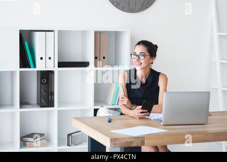Eine Arbeiterin in Ihrem Büro, Kommunizieren über Small Business, Manager Positionen, empowerment von Frauen, persönliche Assistenten, Agenten, Unternehmer Stockfoto