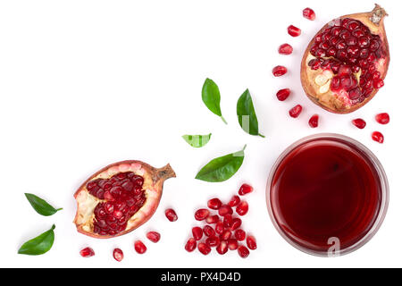 Ein Glas Granatapfelsaft mit frischer Granatapfel Obst auf weißem Hintergrund mit Kopie Platz für Ihren Text isoliert. Ansicht von oben. Flach. Stockfoto