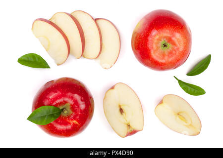Rote Äpfel mit Scheiben und Blätter auf weißem Hintergrund Draufsicht isoliert. Eingestellt oder Sammlung. Flach Muster. Stockfoto