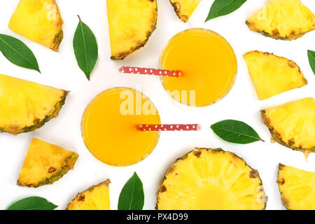 Ananas Saft in ein Glas mit Ananasscheiben auf weißem Hintergrund. Ansicht von oben. Flach Muster. Stockfoto