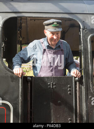 BR-Standard Klasse 4 80104 Dampflok zug Motor im Bahnhof, Swanage, Dorset, England, UK Portrait von lokführer Stockfoto