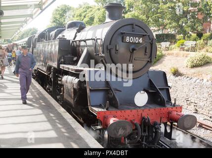 BR-Standard Klasse 4 80104 Dampflok zug Motor mit Plattform der Bahnhof, Swanage, Dorset, England, Großbritannien Stockfoto