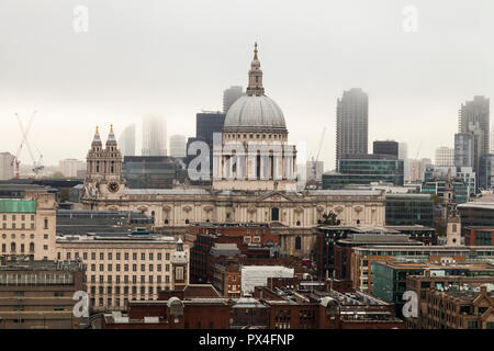 Eine neblige Aussicht auf die Skyline von London, England, Großbritannien Stockfoto