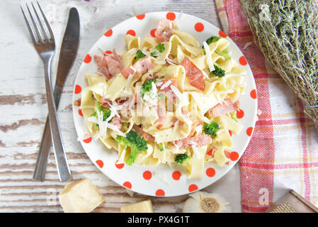 Tagiatelle Nudeln mit Broccoli und Schinken Stockfoto