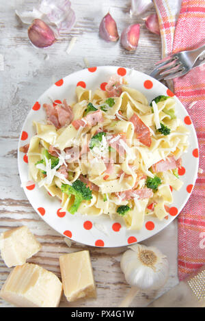 Tagliatelle mit Broccoli und Schinken Stockfoto