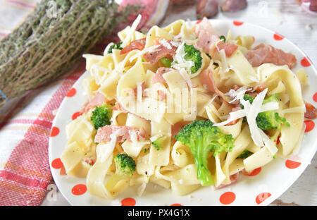 Tagliatelle mit Broccoli und Schinken Stockfoto