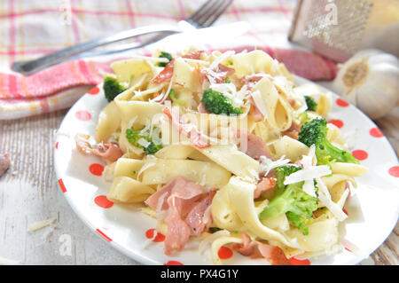Tagliatelle mit Broccoli und Schinken Stockfoto