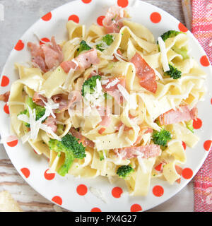 Tagliatelle mit Broccoli und Schinken Stockfoto