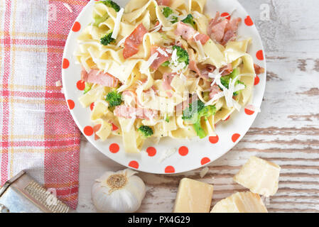 Tagliatelle mit Broccoli und Schinken Stockfoto