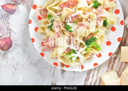 Tagliatelle mit Broccoli und Schinken Stockfoto