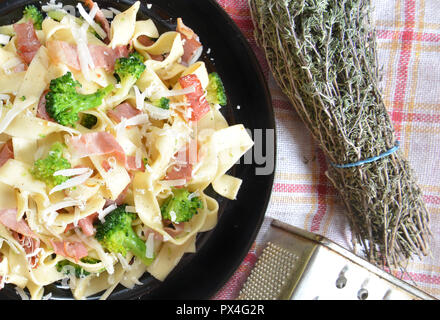 Tagliatelle mit Broccoli und Schinken Stockfoto