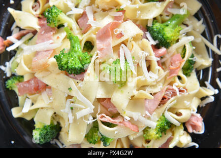 Tagliatelle mit Broccoli und Schinken Stockfoto